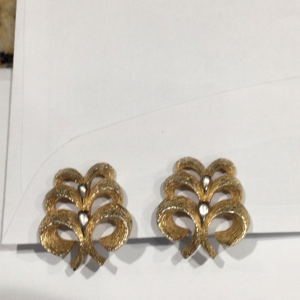 Vintage Sarah Coventry golden ribbon CLIP earrings EUC